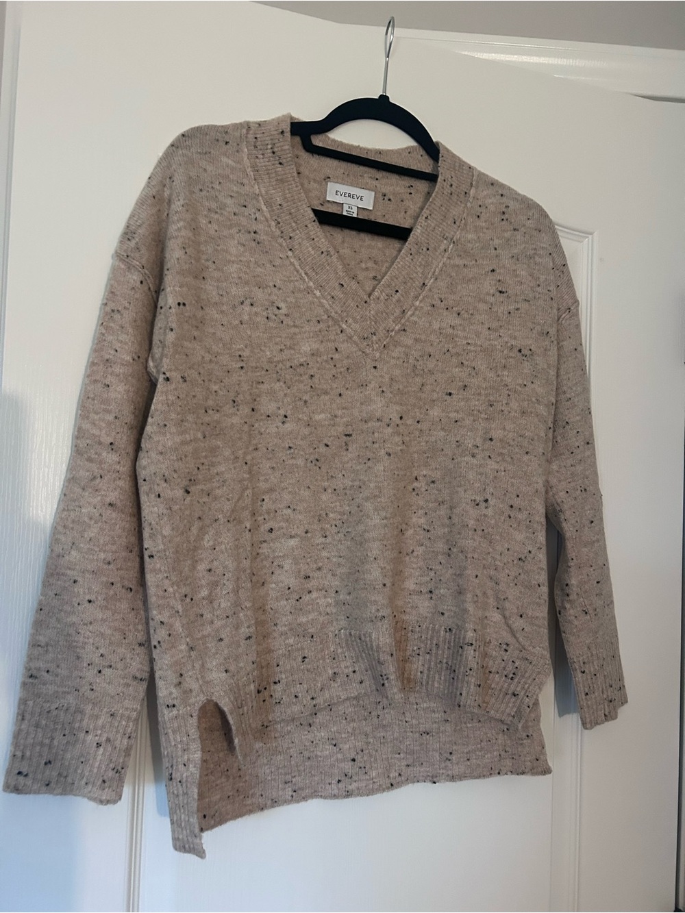 Evereve Beige Speckled V-Neck Pullover Sweater